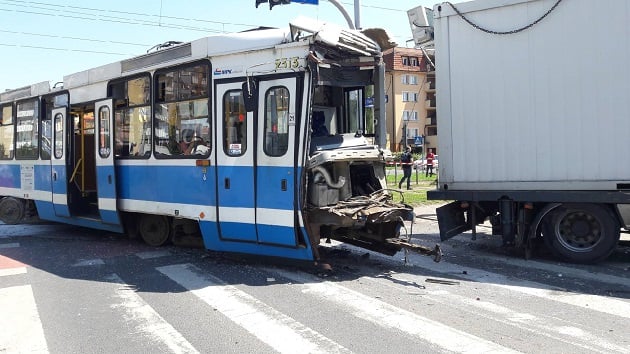 Żmigrodzka/Kasprowicza: Ciężarówka uderzyła w tramwaj. Są ranni