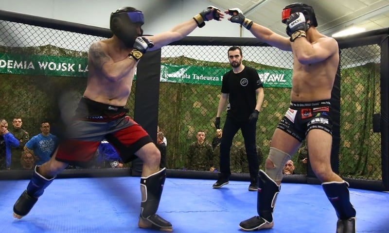 Mistrz świata w kick-boxingu szkoli uczestników misji wojskowych
