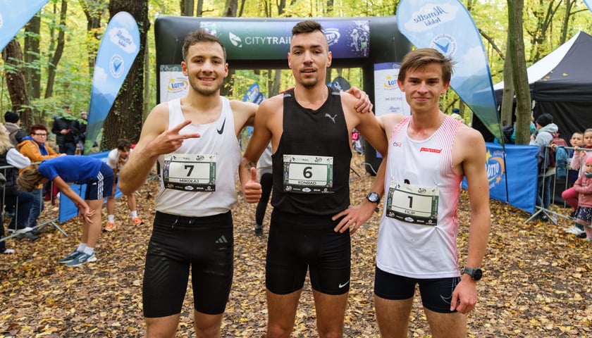 <p>Uczestnicy biegu CITY TRAIL w Lesie Osobowickim. Wrocław, 24.10.2026.</p>