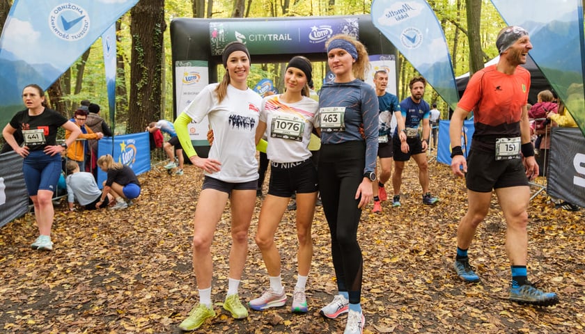 <p>Uczestnicy biegu CITY TRAIL w Lesie Osobowickim. Wrocław, 24.10.2026.</p>