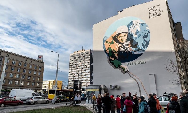 Wanda Rutkiewcz – mural słynnej himalaistki na pl. Legionów