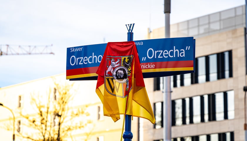 Uroczystość odsłonięcia tablicy z nową nazwą skweru: im. ks. Stanisława Orzechowskiego „Orzecha”