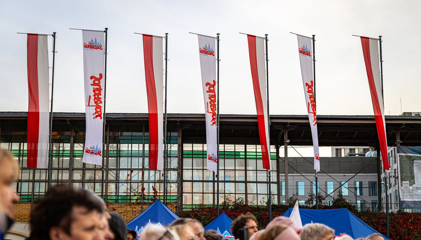 Uroczystość odsłonięcia tablicy z nową nazwą skweru: im. ks. Stanisława Orzechowskiego „Orzecha”