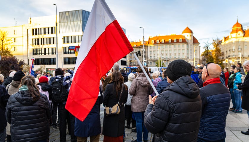 Uroczystość odsłonięcia tablicy z nową nazwą skweru: im. ks. Stanisława Orzechowskiego „Orzecha”