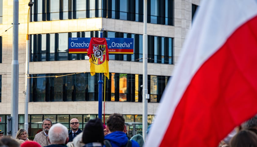 Uroczystość odsłonięcia tablicy z nową nazwą skweru: im. ks. Stanisława Orzechowskiego „Orzecha”