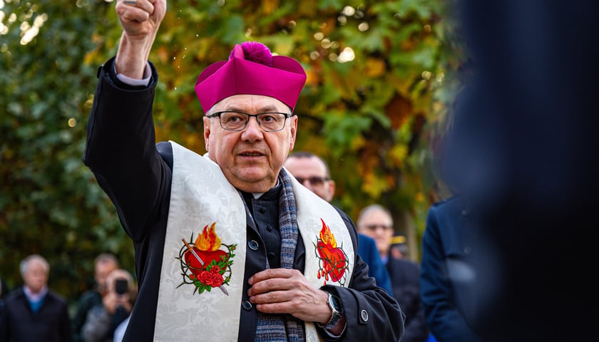 Uroczystość odsłonięcia tablicy z nową nazwą skweru: im. ks. Stanisława Orzechowskiego „Orzecha”