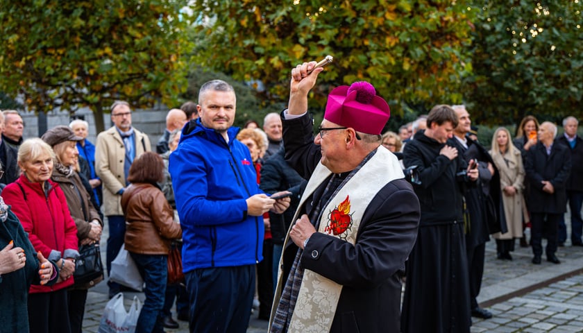 Uroczystość odsłonięcia tablicy z nową nazwą skweru: im. ks. Stanisława Orzechowskiego „Orzecha”