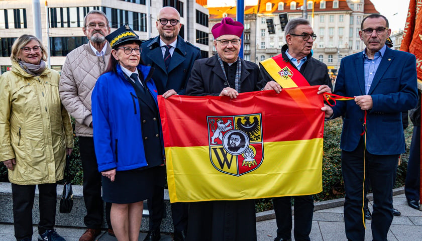 Uroczystość odsłonięcia tablicy z nową nazwą skweru: im. ks. Stanisława Orzechowskiego „Orzecha”