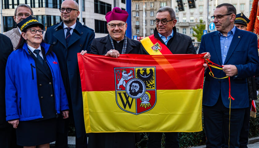 Uroczystość odsłonięcia tablicy z nową nazwą skweru: im. ks. Stanisława Orzechowskiego „Orzecha”