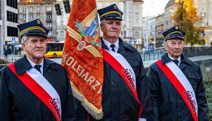 Uroczystość odsłonięcia tablicy z nową nazwą skweru: im. ks. Stanisława Orzechowskiego „Orzecha”