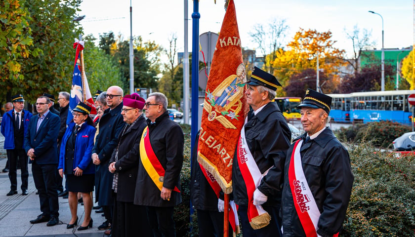 Uroczystość odsłonięcia tablicy z nową nazwą skweru: im. ks. Stanisława Orzechowskiego „Orzecha”