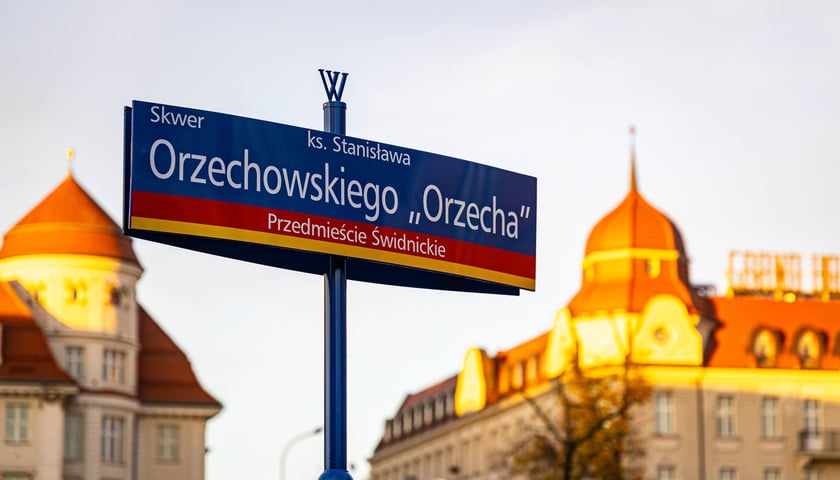 Uroczystość odsłonięcia tablicy z nową nazwą skweru: im. ks. Stanisława Orzechowskiego „Orzecha”