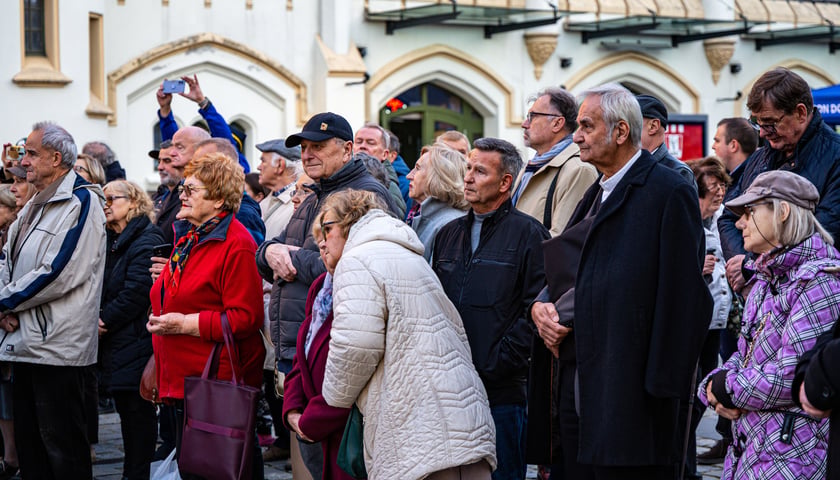 Uroczystość odsłonięcia tablicy z nową nazwą skweru: im. ks. Stanisława Orzechowskiego „Orzecha”