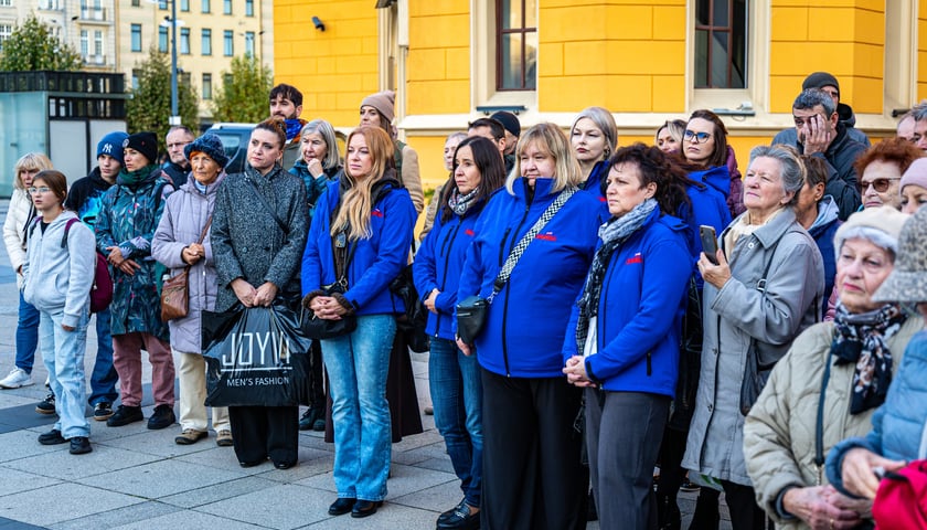 Uroczystość odsłonięcia tablicy z nową nazwą skweru: im. ks. Stanisława Orzechowskiego „Orzecha”