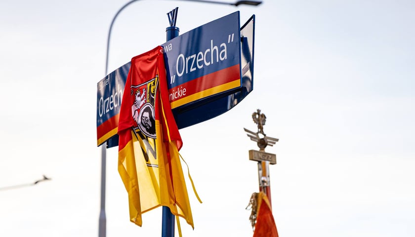 Uroczystość odsłonięcia tablicy z nową nazwą skweru: im. ks. Stanisława Orzechowskiego „Orzecha”