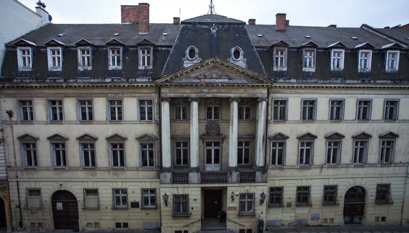 Uniwersytet sprzedał pałac przy Szajnochy za 14,7 mln zł