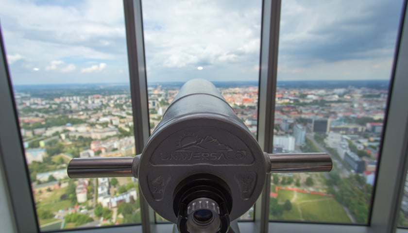 Kamery na Sky Tower z widokiem na miasto i góry