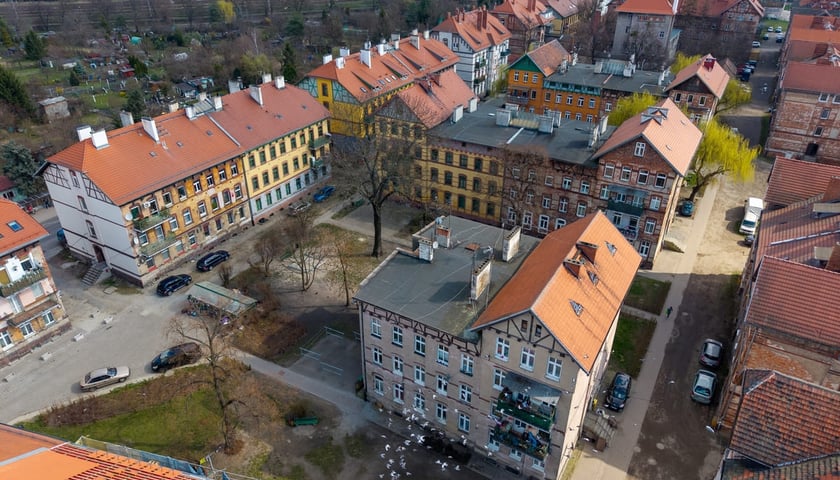 <p>Kamienice i podw&oacute;rka w kwartale ulic: Polna - 3 Maja - Koreańska - Chińska na wrocławskim Brochowie. Widok z drona. Zdjęcie wykonane w marcu 2026.</p>