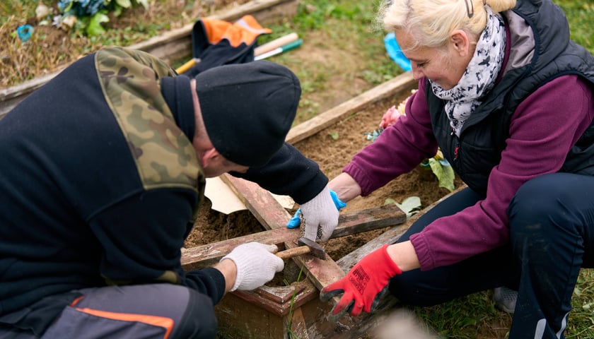 Sprzątanie grobów osób anonimowych i samotnych na cmentarzu przy ul. Kiełczowskiej