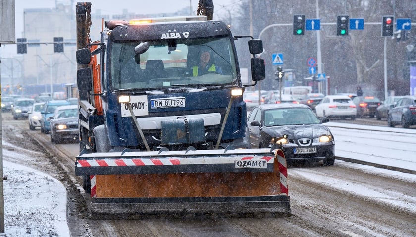 Pługosyparki podczas akcji zima na wrocławskich drogach - zdjęcie ilustracyjne