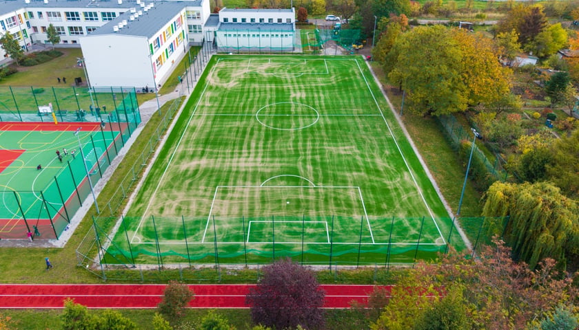 Kompleks sportowy na terenie SP 42 przy ul. Wałbrzyskiej na Klecinie