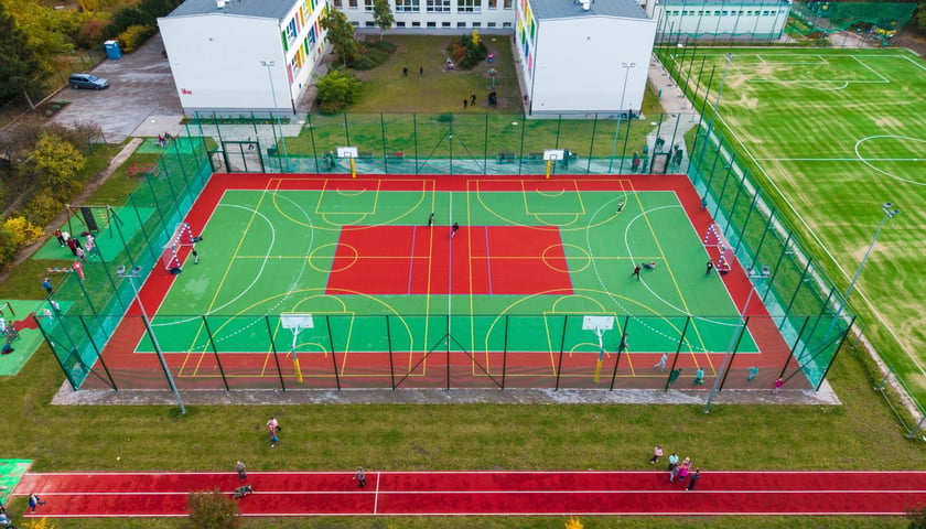 Kompleks sportowy na terenie SP 42 przy ul. Wałbrzyskiej na Klecinie