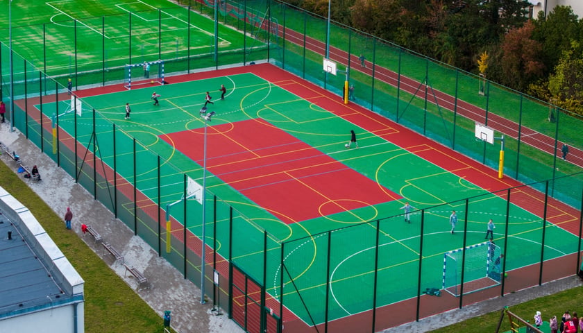 Kompleks sportowy na terenie SP 42 przy ul. Wałbrzyskiej na Klecinie