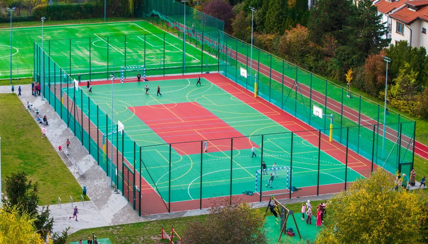 Kompleks sportowy na terenie SP 42 przy ul. Wałbrzyskiej na Klecinie