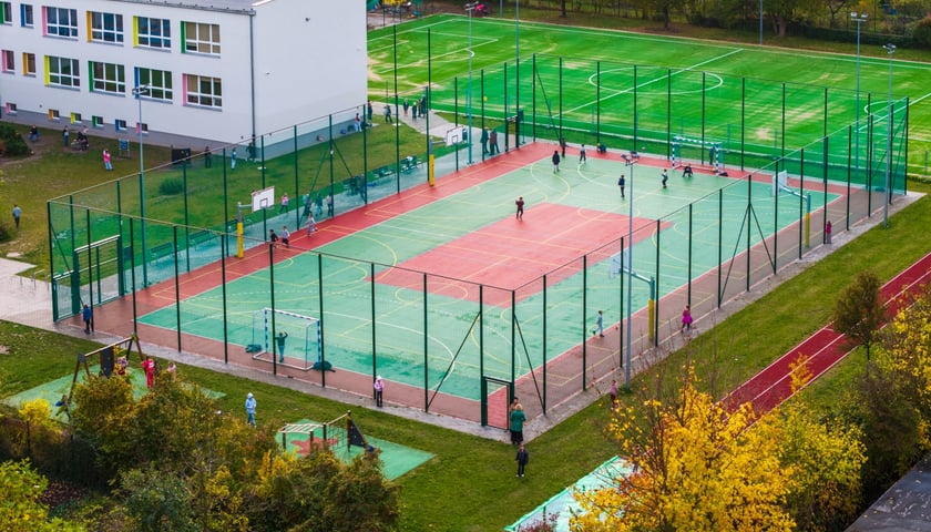 Kompleks sportowy na terenie SP 42 przy ul. Wałbrzyskiej na Klecinie