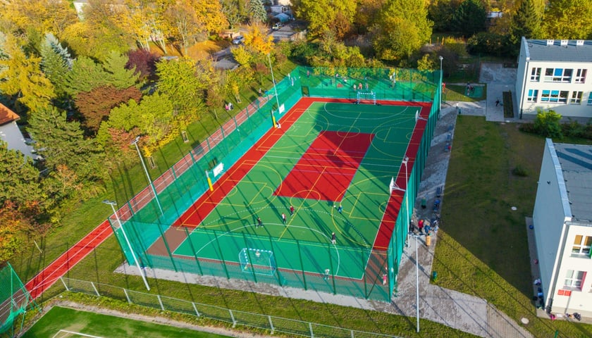 Kompleks sportowy na terenie SP 42 przy ul. Wałbrzyskiej na Klecinie