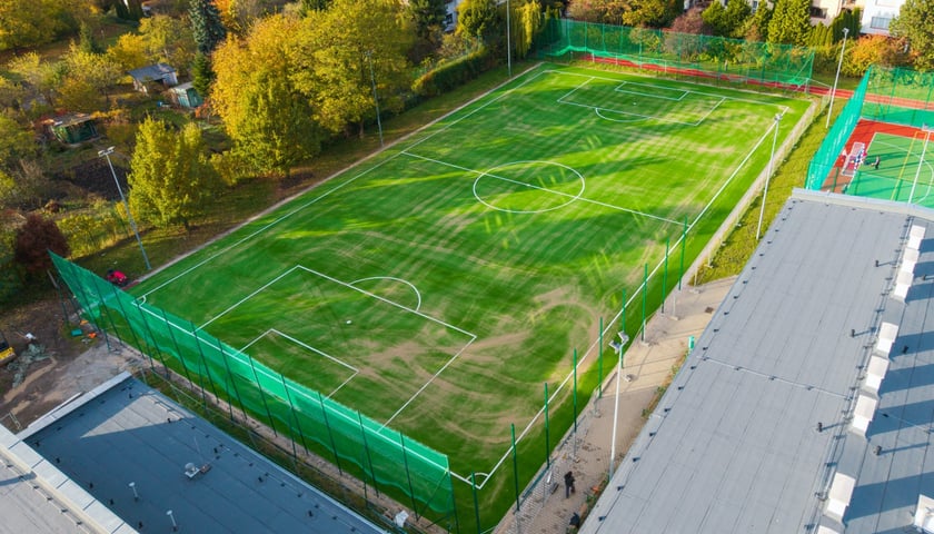 Kompleks sportowy na terenie SP 42 przy ul. Wałbrzyskiej na Klecinie