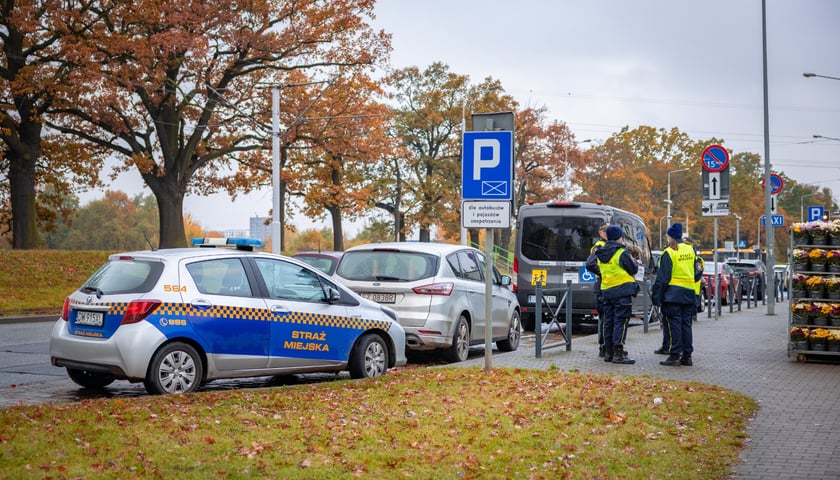 Patrole policji i straży miejskiej przy Cmentarzu Osobowickim, 31.10.2026 r.