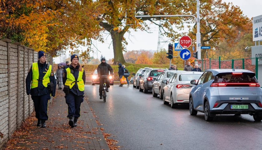 Patrole policji i straży miejskiej przy Cmentarzu Osobowickim, 31.10.2026 r.
