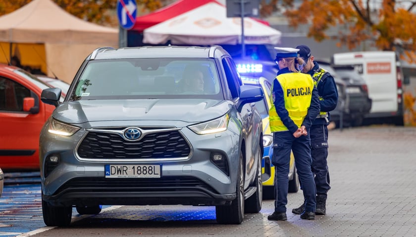 Patrole policji i straży miejskiej przy Cmentarzu Osobowickim, 31.10.2026 r.