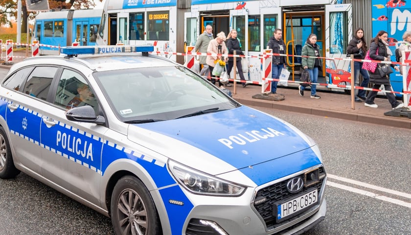 Patrole policji i straży miejskiej przy Cmentarzu Osobowickim, 31.10.2026 r.