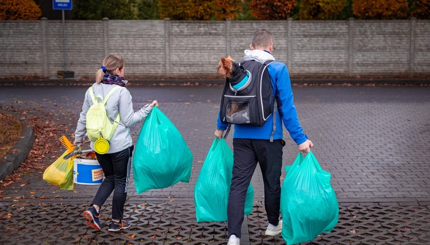 Wrocławianie odwiedzają Cmentarz Osobowicki przed Dniem Wszystkich Świętych