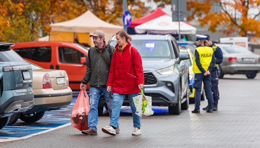Wrocławianie odwiedzają Cmentarz Osobowicki przed Dniem Wszystkich Świętych