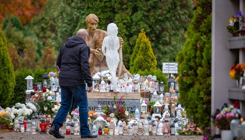 Wrocławianie odwiedzają Cmentarz Osobowicki przed Dniem Wszystkich Świętych