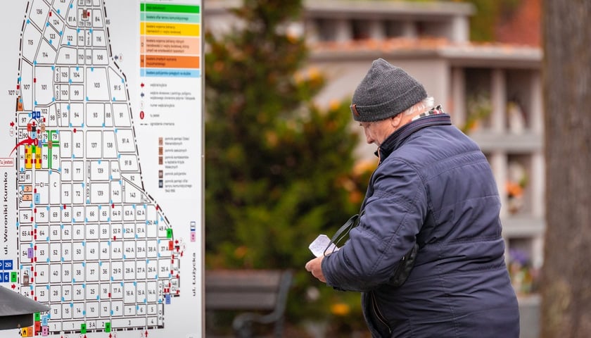 Wrocławianie odwiedzają Cmentarz Osobowicki przed Dniem Wszystkich Świętych