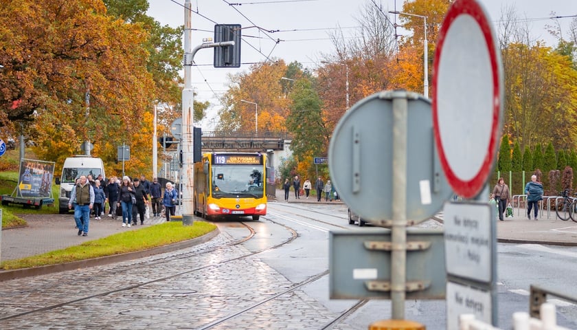 Wrocławianie odwiedzają Cmentarz Osobowicki przed Dniem Wszystkich Świętych