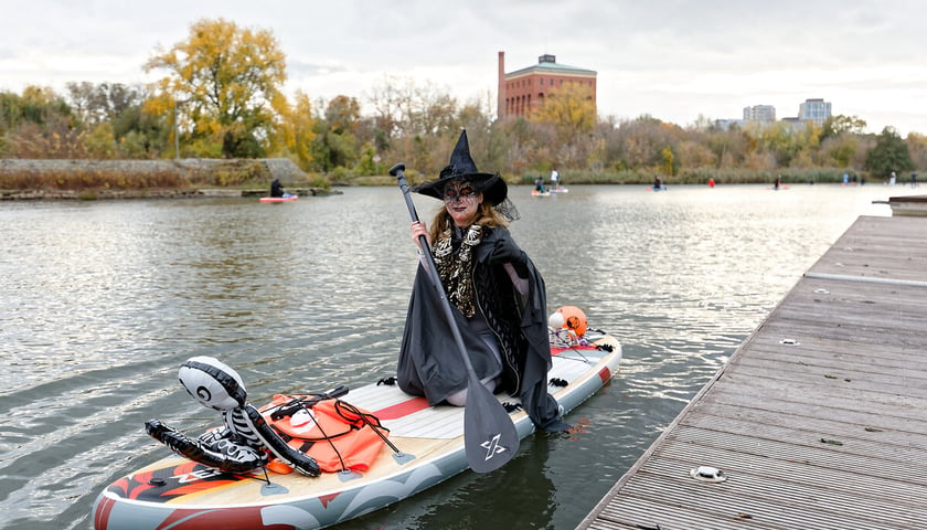 "SUPowisko Grozy" przepłynęło przez Wrocław w Halloween