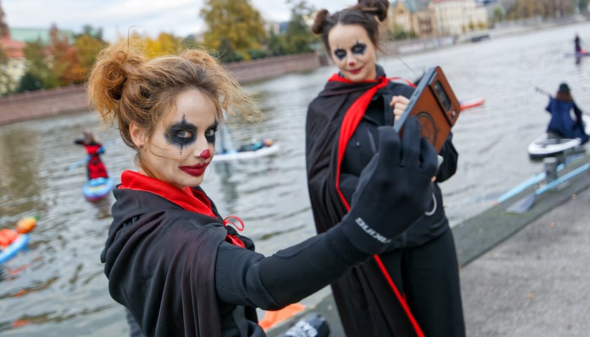 "SUPowisko Grozy" przepłynęło przez Wrocław w Halloween