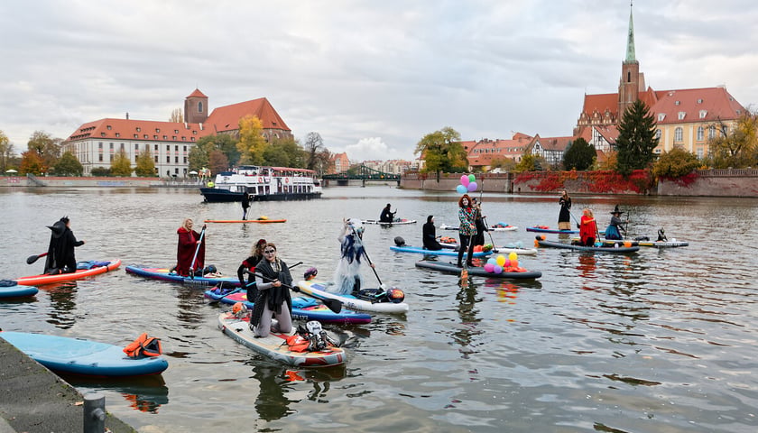 "SUPowisko Grozy" przepłynęło przez Wrocław w Halloween