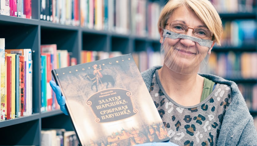 Białoruskie książki na półkach wrocławskiej biblioteki