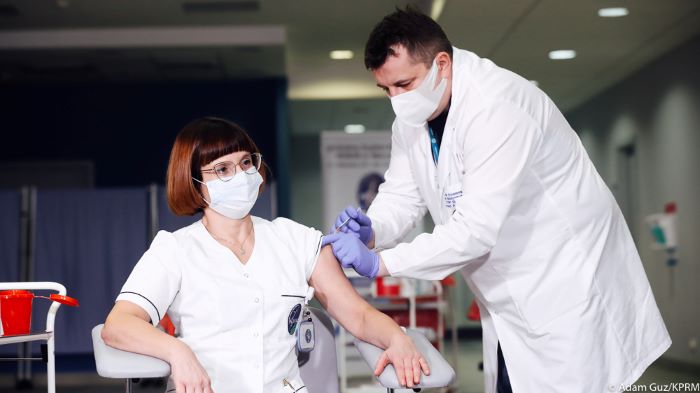 Pierwsza osoba w Polsce zaszczepiona przeciwko COVID-19