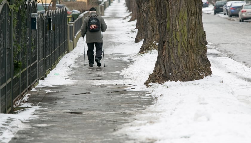 Akcja zima: kto powinien odśnieżyć chodnik