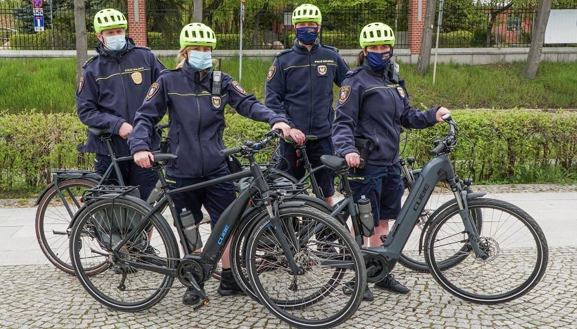 Wrocławscy strażnicy miejscy patrolują na rowerach [WIDEO]