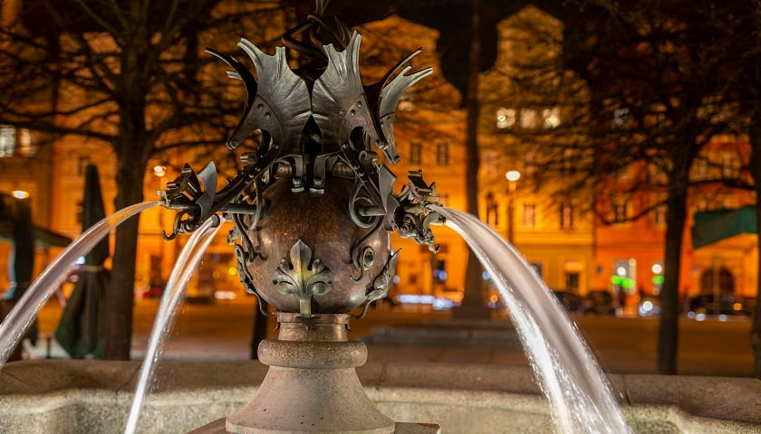 fontanna na placu Smoki Solnym