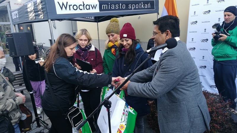 Diwali we Wrocławiu: rozdano 75 paczek potrzebującym