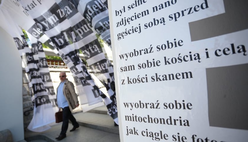 Kurtyna z wierszem w Zaułku Solnym